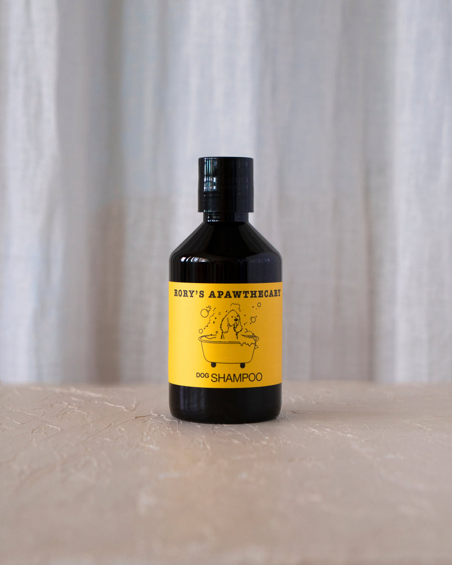 Organic dog shampoo with lavender, coconut oil, and chamomile – extra mild, pH-balanced, vegan, and safe for sensitive skin